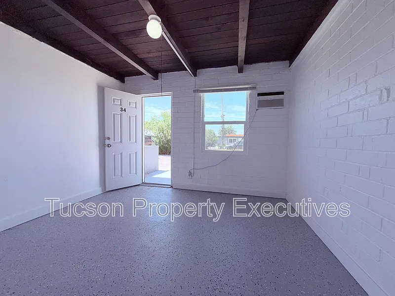 Studio, 1.0 bath, 300 sqft, $550 — Photo 2