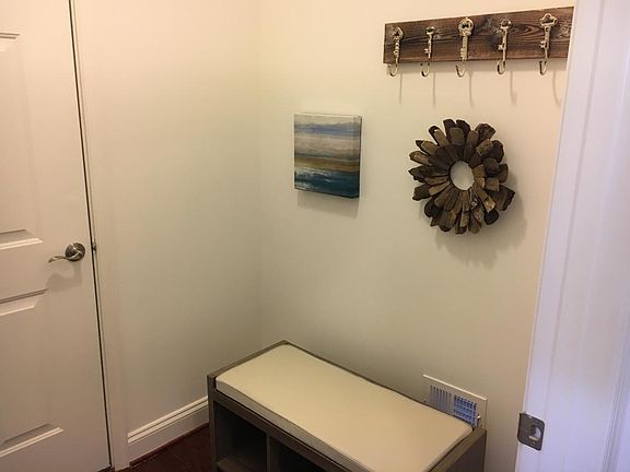 4th image of 225 Thompson Ave #6
