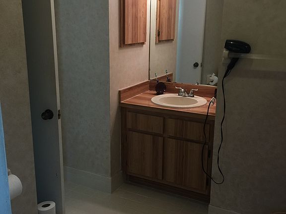 upstairs bath with tub/shower