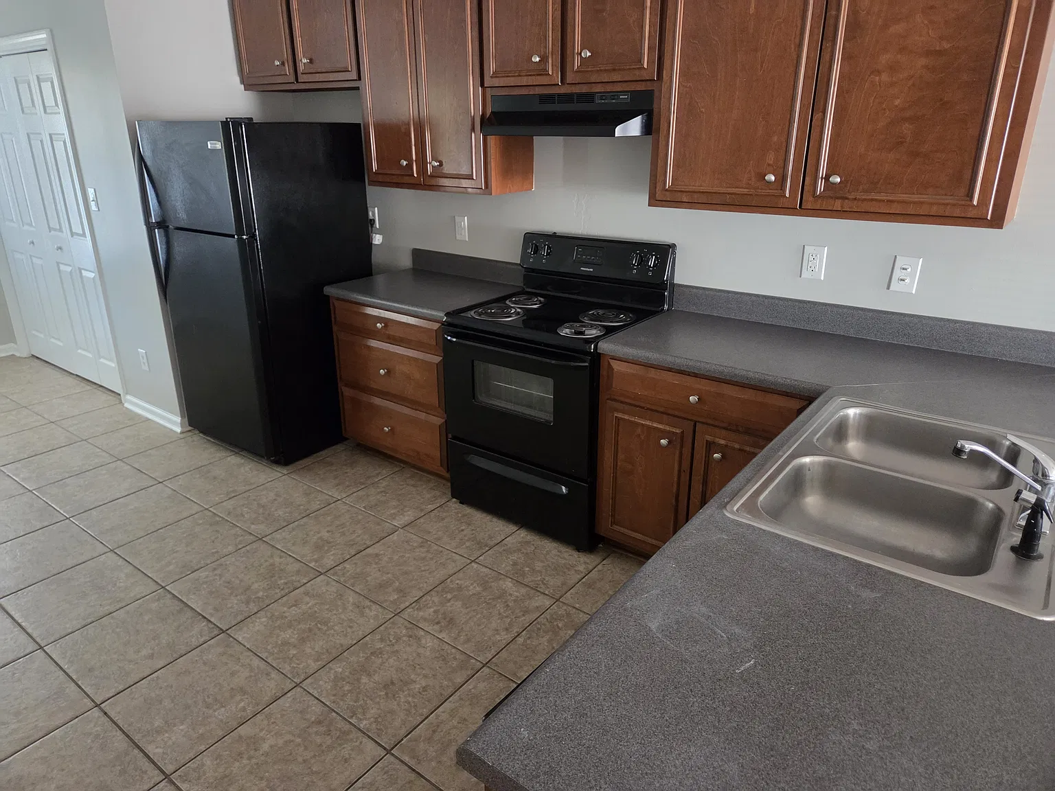 3 bed, 2.0 bath, 1373 sqft, $1,100 — Photo 4
