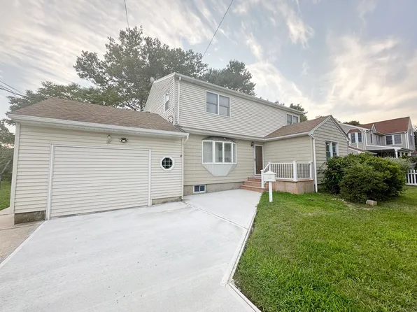 15 Mida Ct Unit 2A, West Babylon, NY 11704