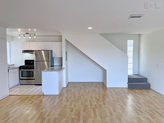 3rd image of 1733 Lucile Ave