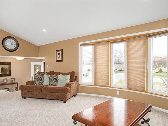 4th image of 80 Diane Dr