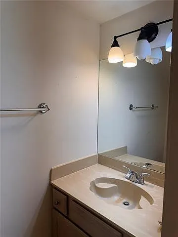 3 bed, 3.5 bath, 2700 sqft, $2,495 — Photo 4