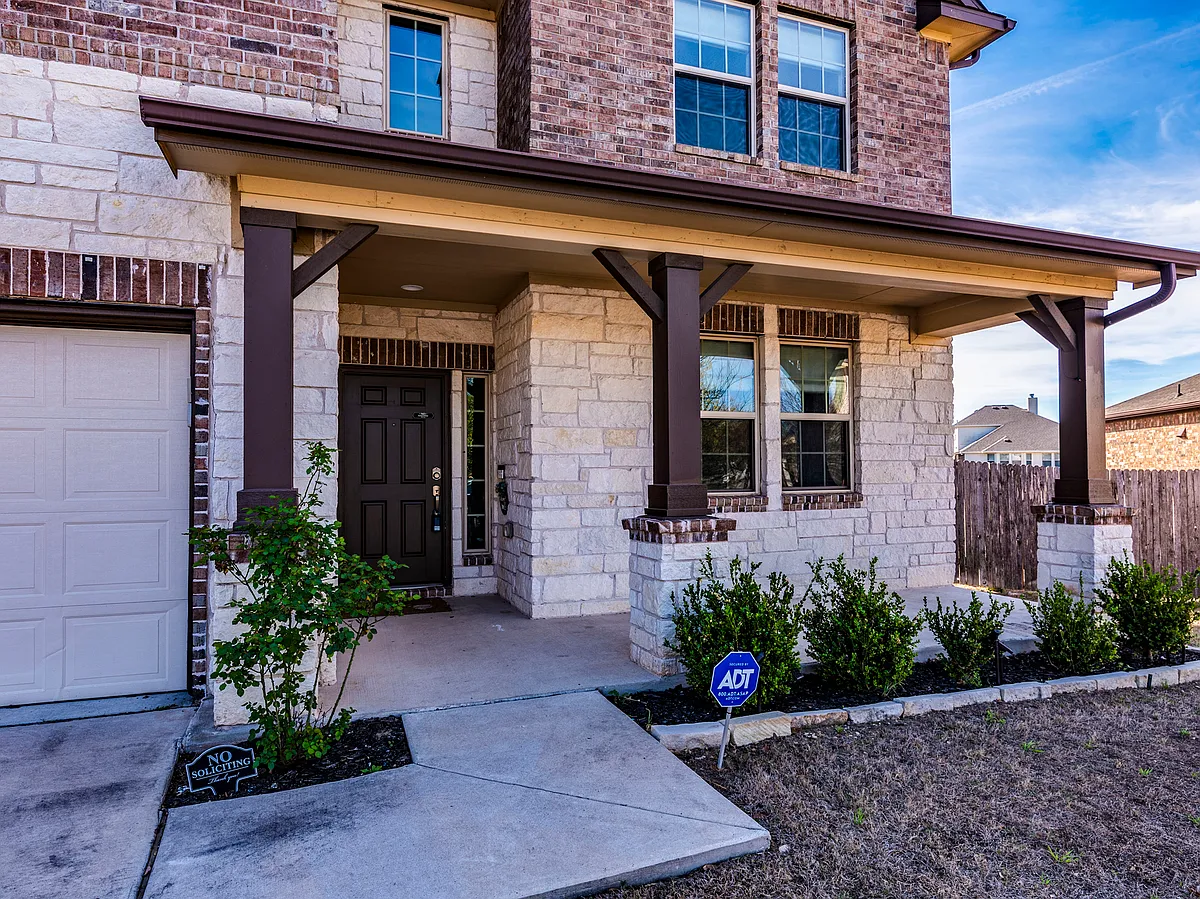 Covered front porch - 6829 Banff Cv