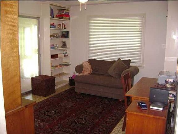 4th image of 1004 Lakeside Pl