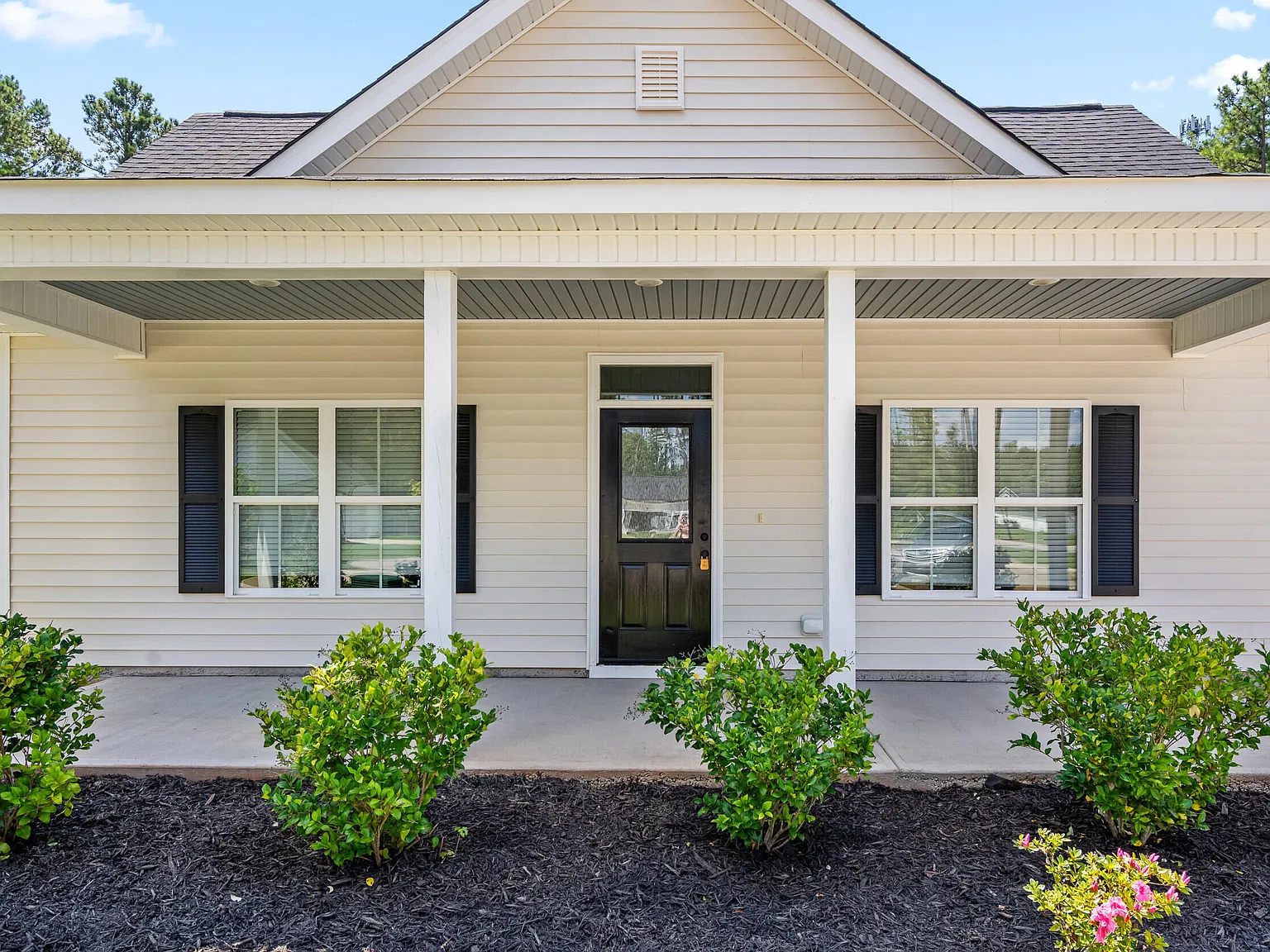 3 bed, 2.0 bath, 1823 sqft, $2,050 — Photo 3