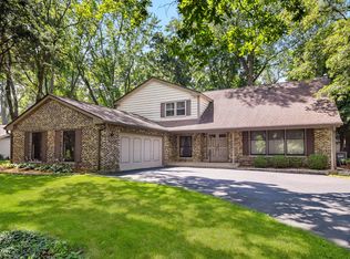 5N634 Lostview Ln, St Charles, IL 60175