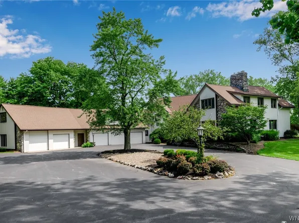 9290 Hunt Club Ln, Clarence, NY 14031