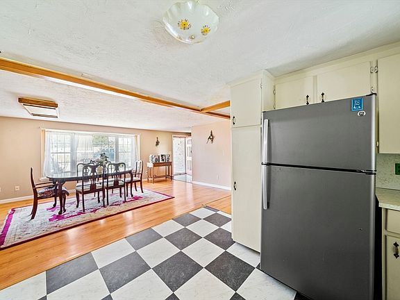 4th image of 70 Logan Dr