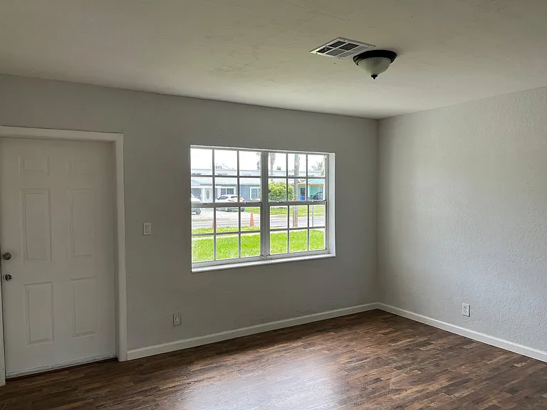 1327 SW 22nd Ave — Photo 2