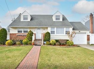 1330 Powell Ave, Merrick, NY 11566
