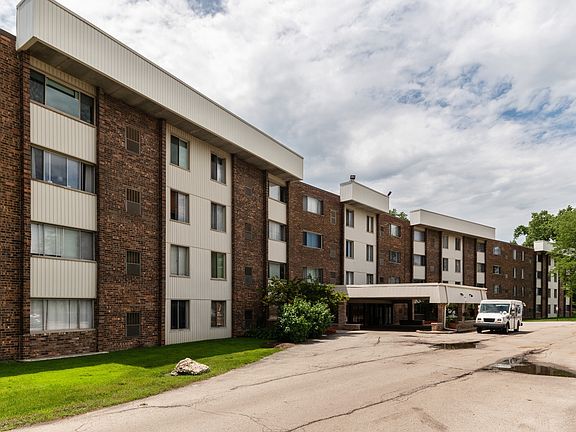 2nd image of 841 N York St APT 401
