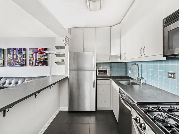 4th image of 255 E 49th St APT 20C