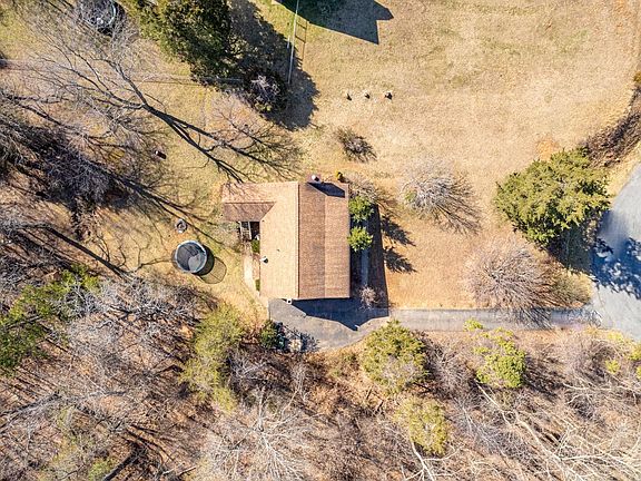 5th image of 322 Eastview Dr