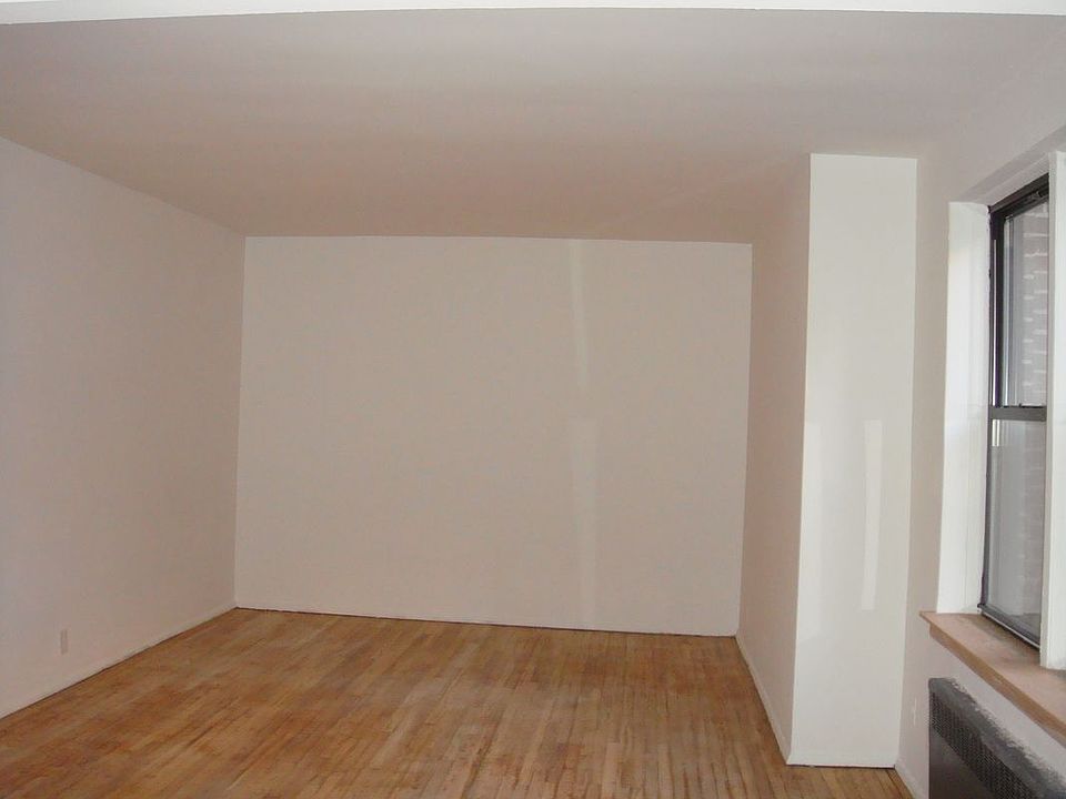 2nd image of 2861 Bainbridge Ave APT 4D