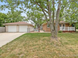 8229 Cottonwood Dr, Jenison, MI 49428