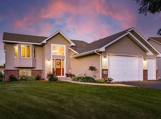 1354 Foxtail Gln, Mayer, MN 55360