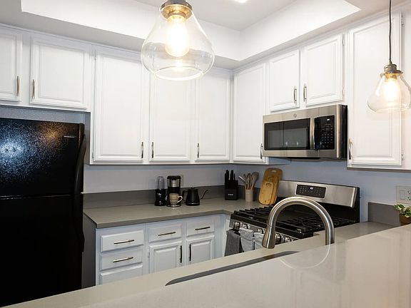 4th image of 711 N Sweetzer Ave APT 105