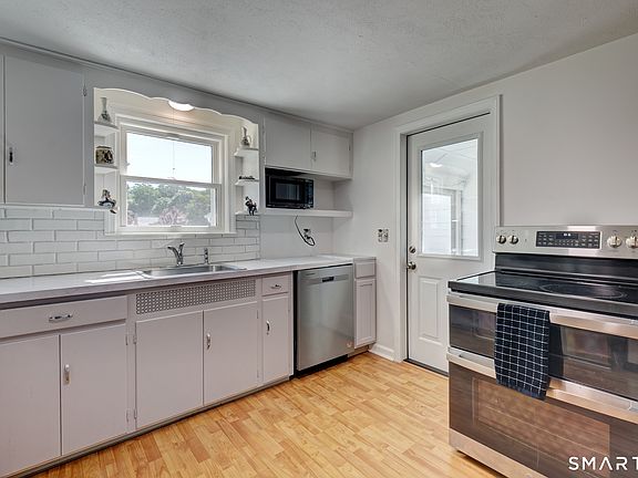 3rd image of 40 Oak Street