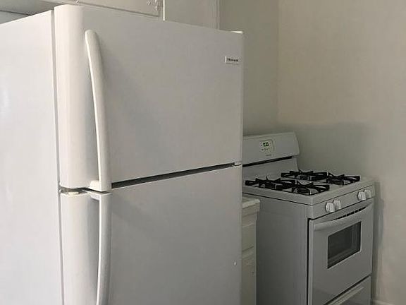 2nd image of 953 6th St APT 9