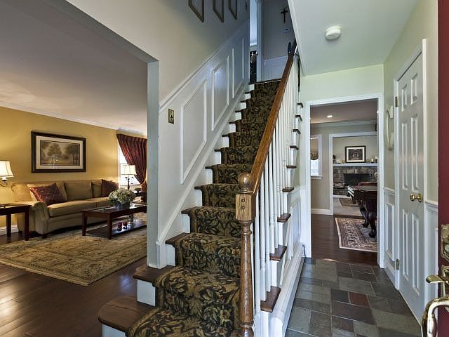 1st image of 142 Sycamore Cir