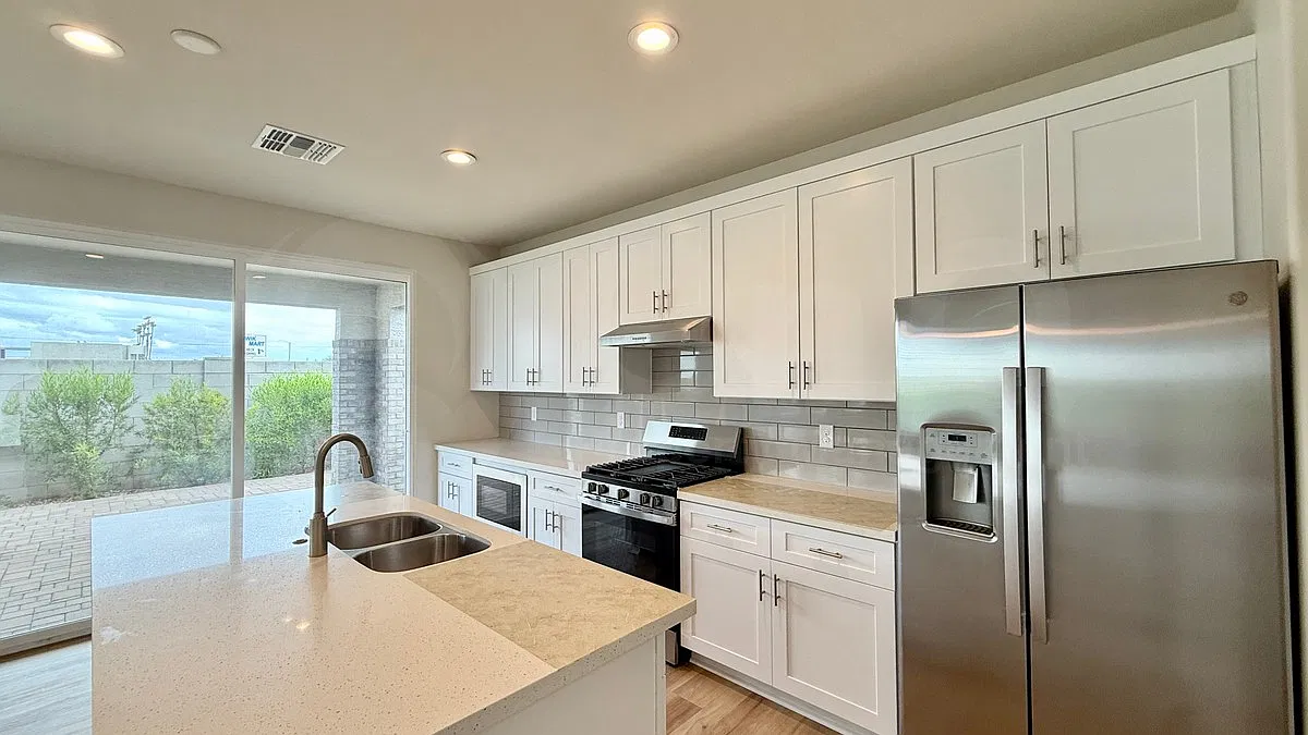 4 bed, 3.0 bath, 2401 sqft, $3,200 — Photo 4