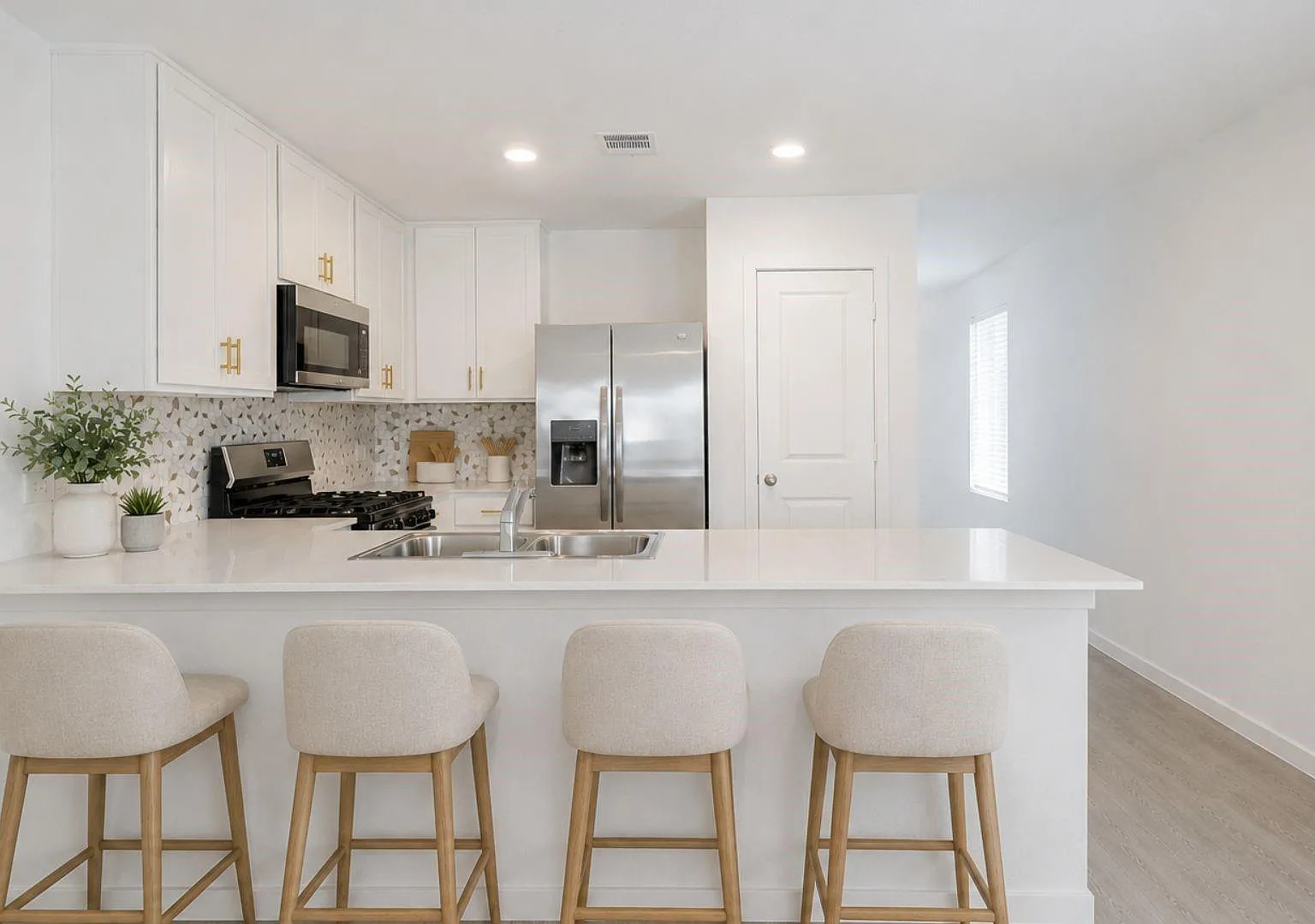 4 bed, 2.0 bath, 1670 sqft, $2,050 — Photo 4