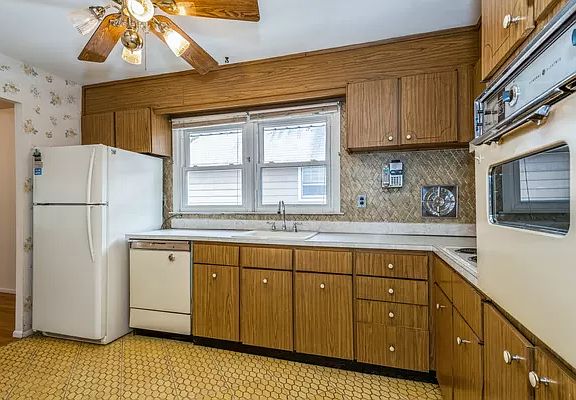 5th image of 221-48 58th Ave