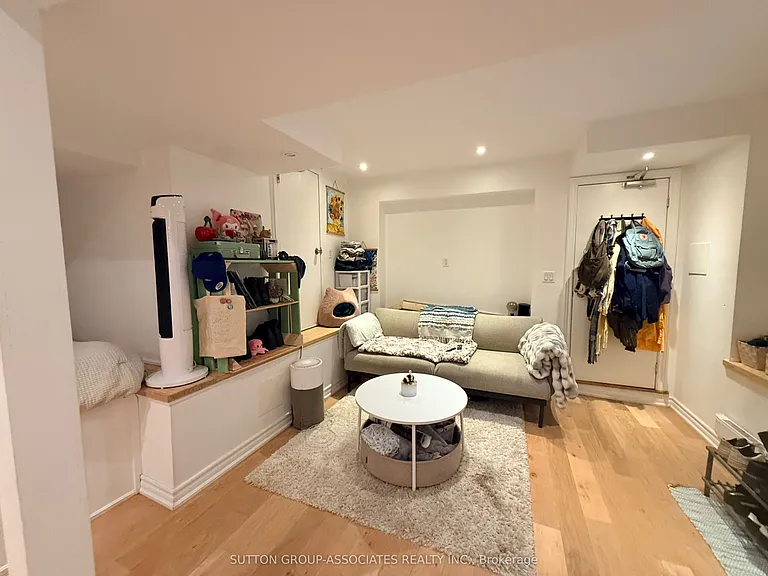 125 Walmer Rd #LOWER — Photo 5