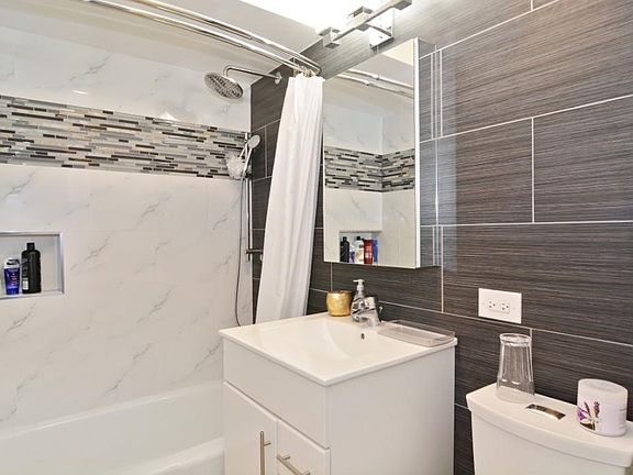 5th image of 2636 N Lakeview Ave #3BR