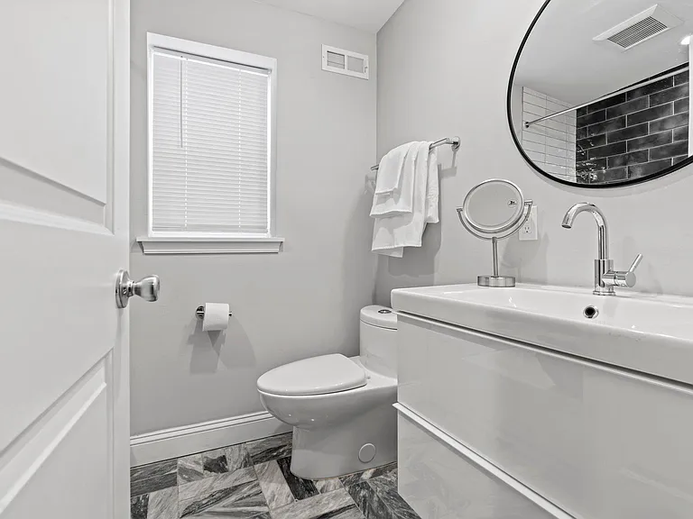 833 Corinthian Ave — Photo 26