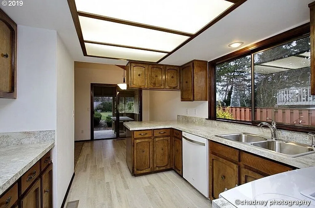 Rare One level Ranch -Huge Fenced Backyard Includes Yard Service- Happy Valley — Photo 3
