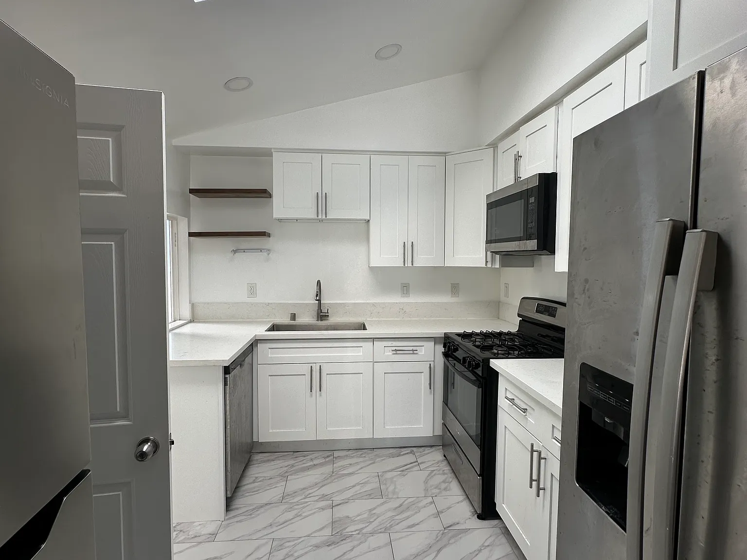 6 bed, 2000 sqft, $8,500 — Photo 3