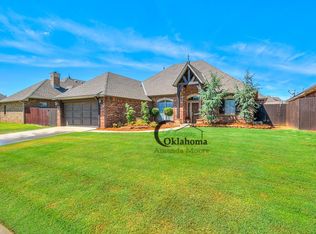927 Ashwood Ln, Moore, OK 73160