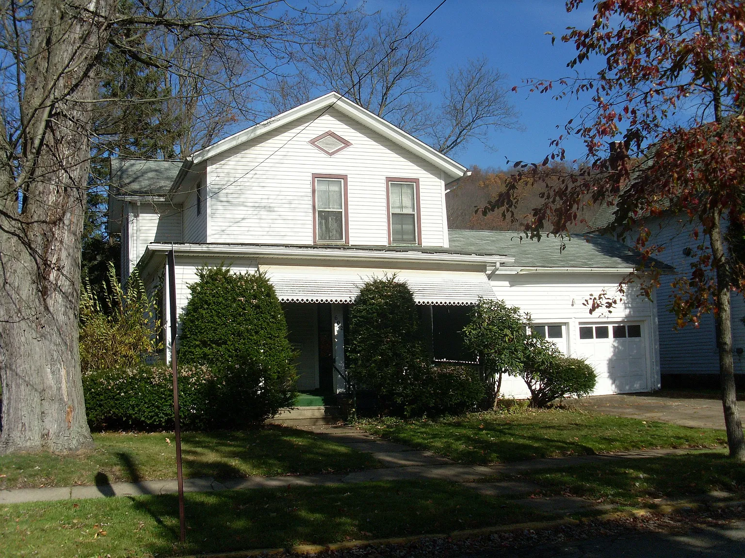 602 E Walnut St photo 1