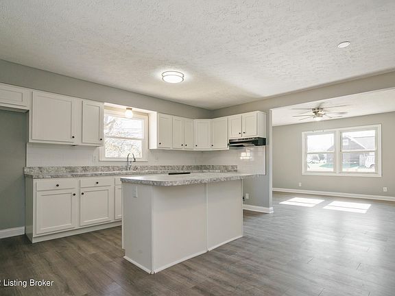 4th image of 120 Lexington Dr