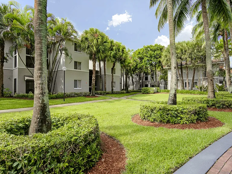 Coconut Palm Club Apartments — Photo 14