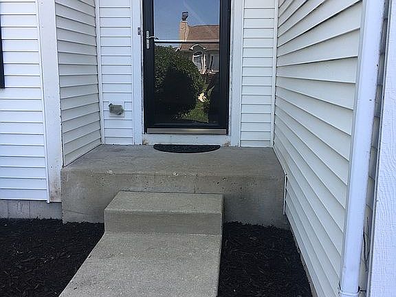 3rd image of 301 Greenbriar Blvd