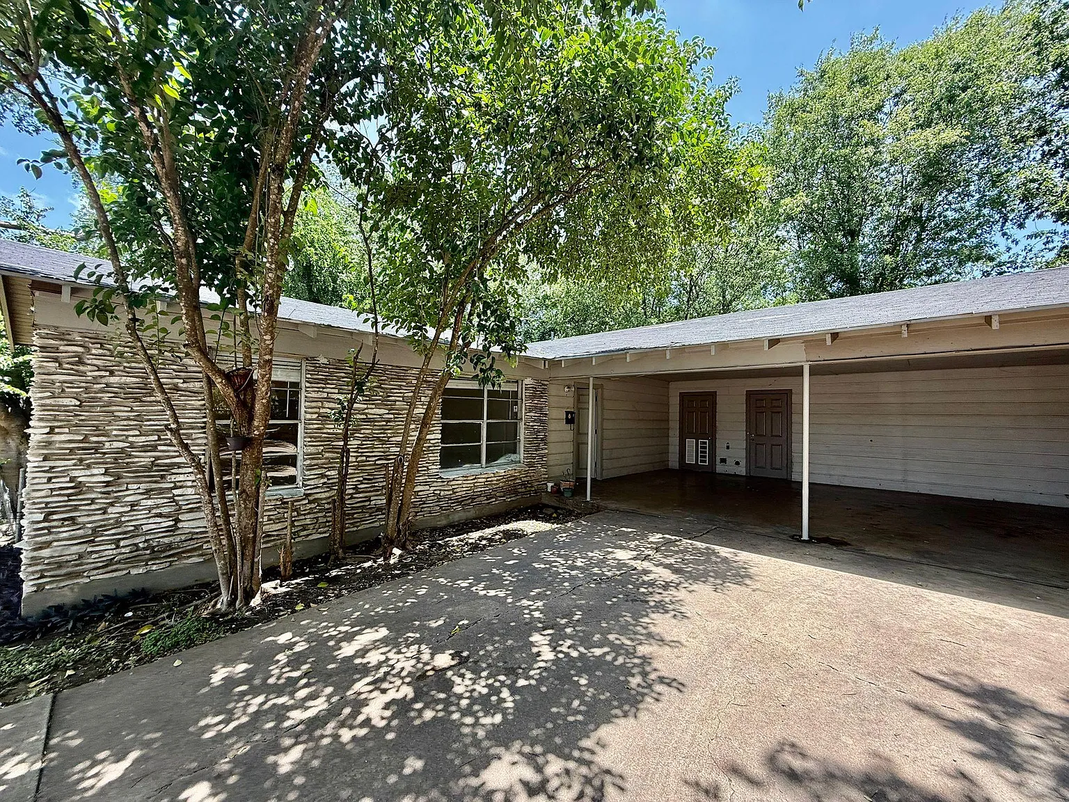 2 bed, 1.0 bath, 886 sqft, $1,595 — Photo 1