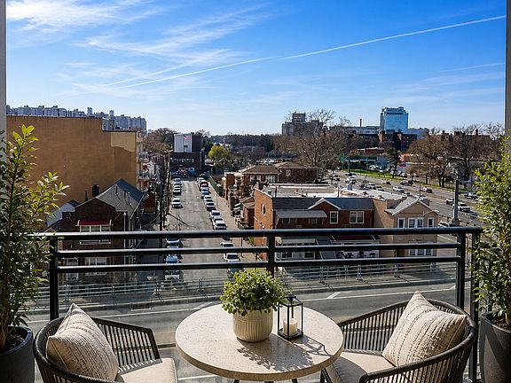 5th image of 2733 E 12th St #3B