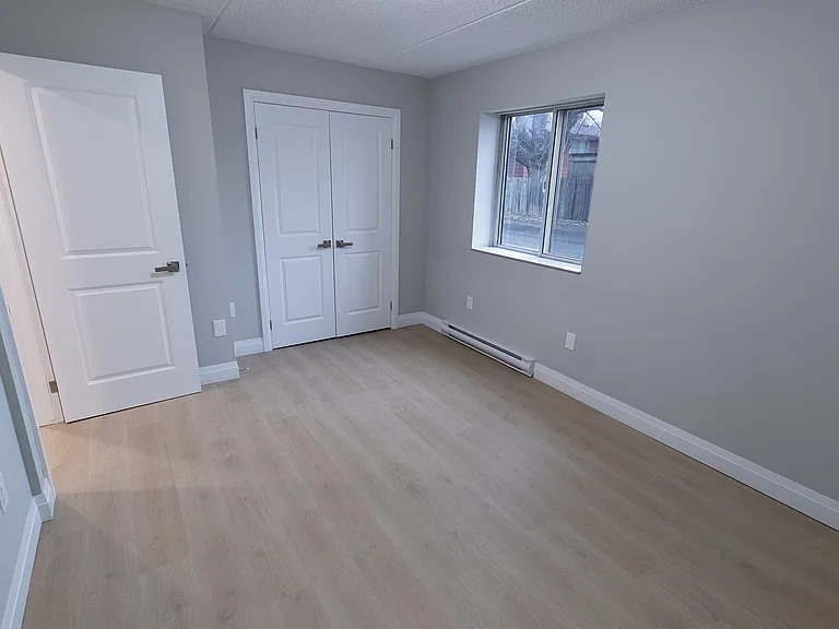 349 Queenston St — Photo 32