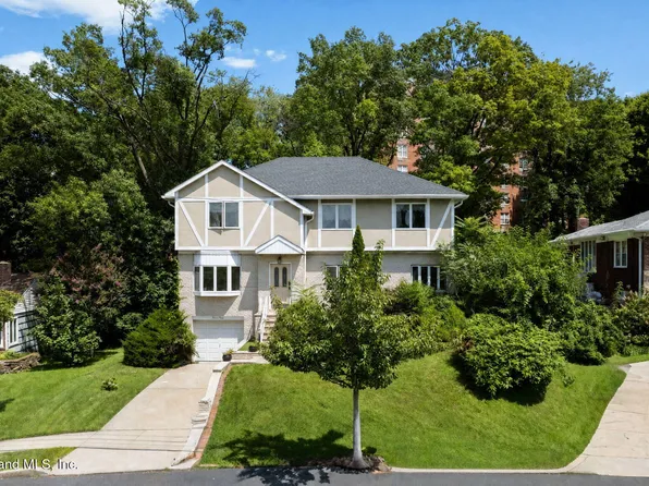 23 E Cheshire Pl