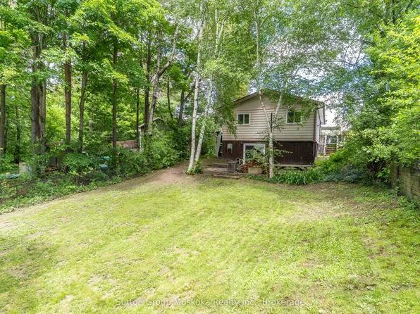8 Gouldie St, Huntsville, ON P1H 1M5