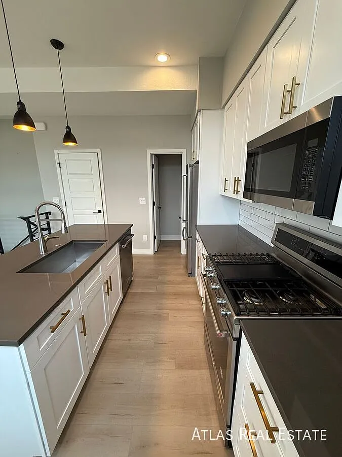 Coming Soon Modern 2 Bedroom Townhome With Rooftop Mountain Views In The Heart Of Englewood — Photo 3