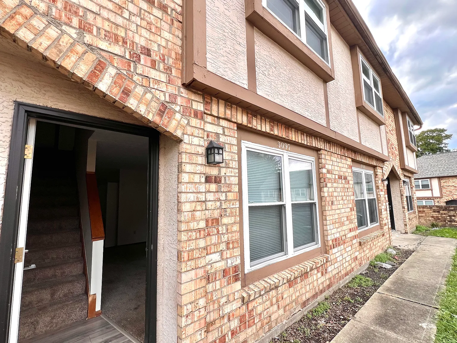 2 bed, 1.5 bath, 960 sqft, $1,200 — Photo 2