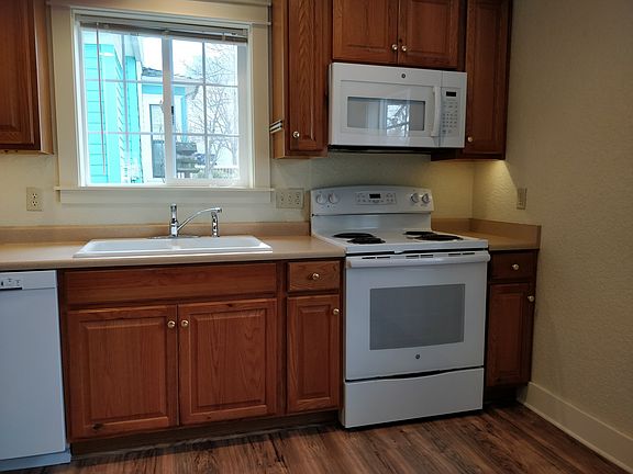 5th image of 136 N Laurel St