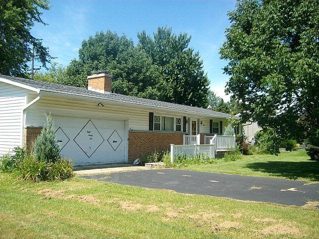 1st image of 895 Forest Lawn Dr