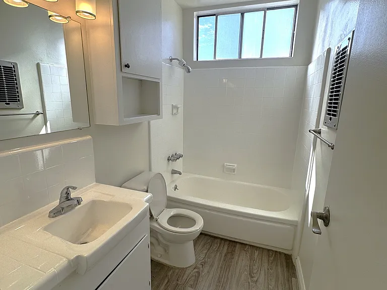410 S Alexandria Ave — Photo 16