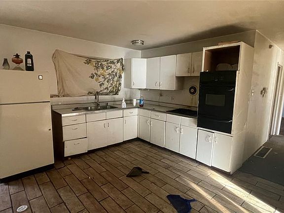 3rd image of 10401 Baron Dr